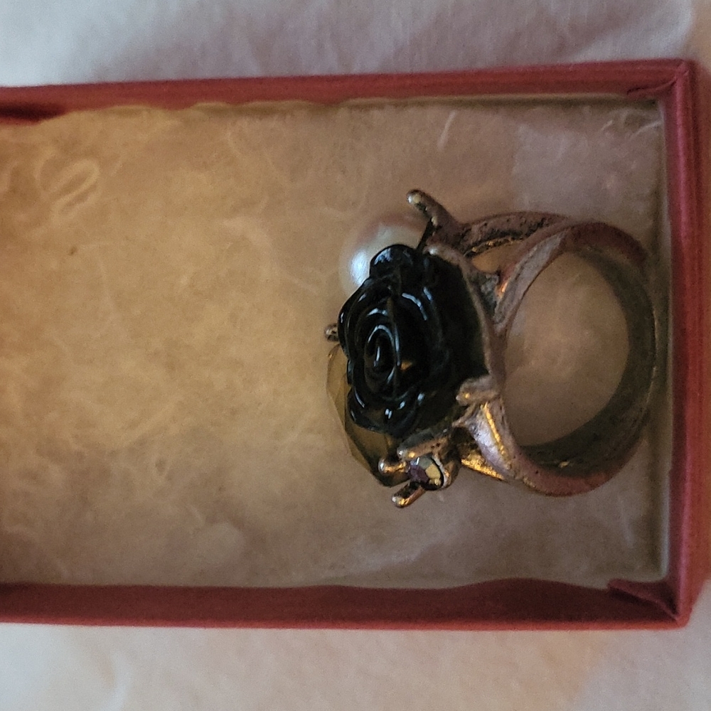 Metal ring - pearl, clear stone and black rose. Fun ring